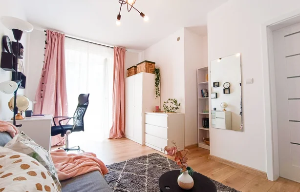 Dwuosobowy, przestronny pokój z balkonem blisko Placu Inwalidów, Kraków-1
