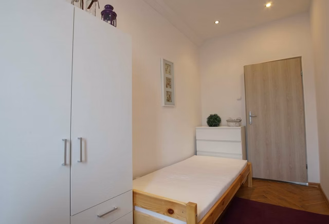 PIOTRKOWSKA 67  POKÓJ  NA DEPTAKU NR 2  Z UMYWALKĄ