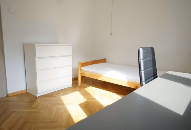 GŁĘBOKA 14 PRZY PIŁSUDSKIEGO DUŻY POKÓJ 3