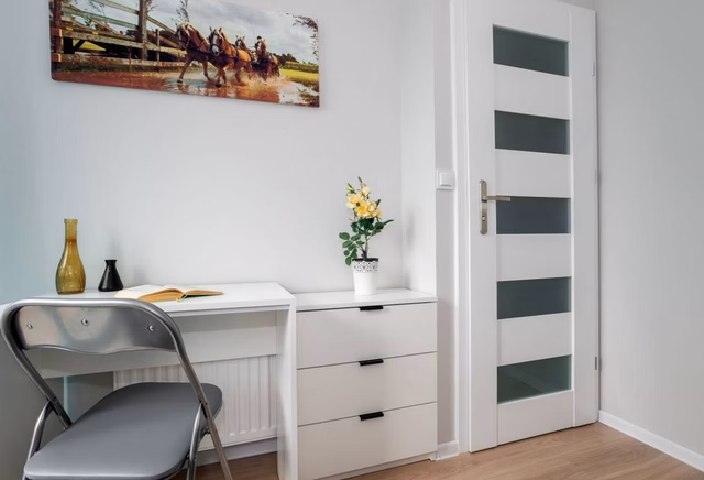 Jasny pokój 1-osobowy nr 1 z balkonem, ul. Pachońskiego