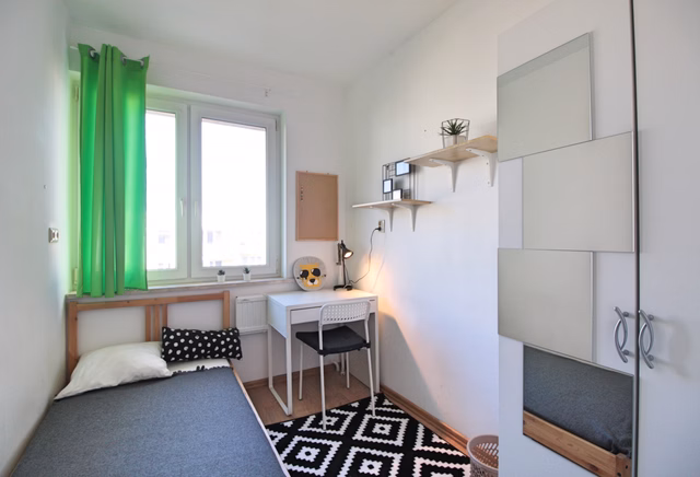 Single room close to Metro Stokłosy| Vistula University