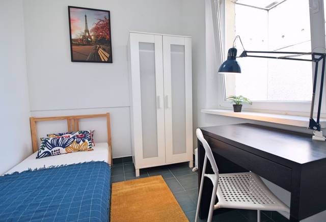 Single room near the metro and the university