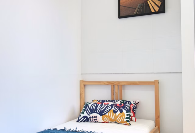 Single room near the metro and the university