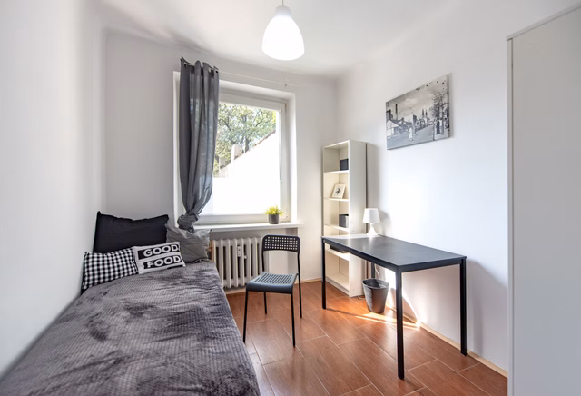 Single room no. 3, Krucza 11/ Przybyszewskiego Street