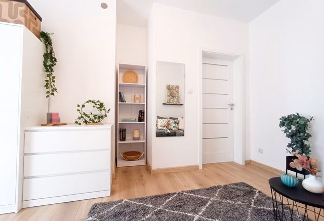 Dwuosobowy, przestronny pokój z balkonem blisko Placu Inwalidów