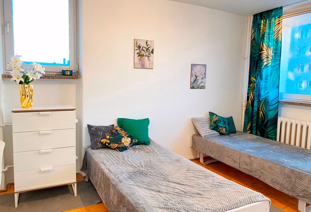 Duzy  pokój 2-osobowy z balkonem w 4 pokojowym mieszkaniu na Pradze