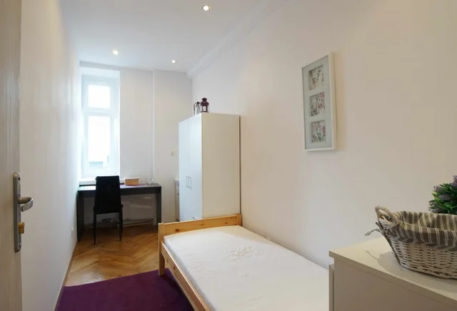 PIOTRKOWSKA 67  POKÓJ NA DEPTAKU  NR 1  Z UMYWALKĄ 