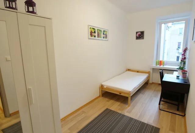 ŚW.JERZEGO 5/7  MANUFAKTURA  POKÓJ NR 3 