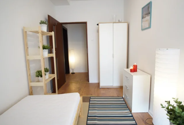 SNYCERSKA 1  MANUFAKTURA POKÓJ NR 2  Z BALKONEM