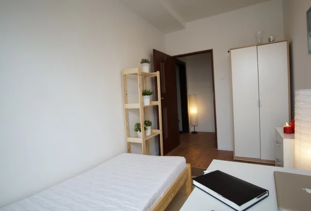 SNYCERSKA 1  MANUFAKTURA POKÓJ NR 2  Z BALKONEM