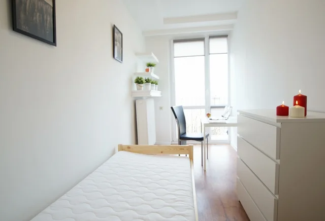 SNYCERSKA 1  MANUFAKTURA POKÓJ Z BALKONEM NR 1 