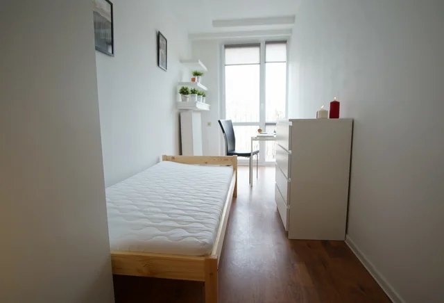 SNYCERSKA 1  MANUFAKTURA POKÓJ Z BALKONEM NR 1 