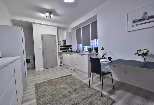 REWOLUCJI 49 DWORZEC FABRYCZNY UŁ STUDIO NR 3 1/2 OSOBY