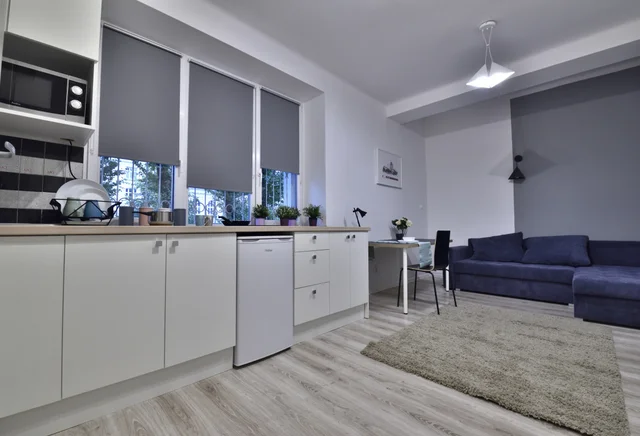 REWOLUCJI 49 DWORZEC FABRYCZNY UŁ STUDIO NR 3 1/2 OSOBY