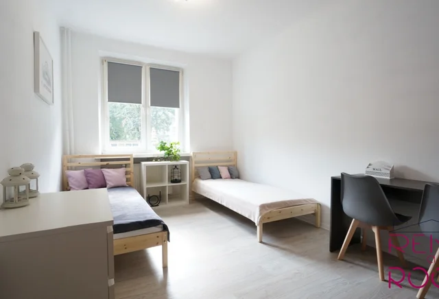 GŁĘBOKA 14 PRZY PIŁSUDSKIEGO DUŻY POKÓJ  NR 4   1/2 OSOBY