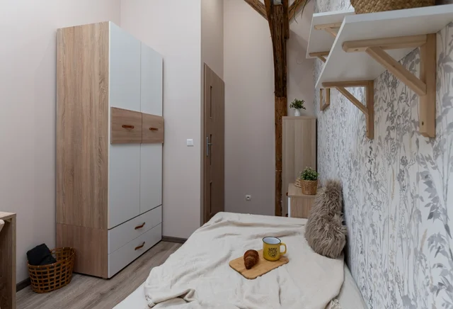 Przytulny pokój jednoosobowy w mieszkaniu na poddaszu w centrum