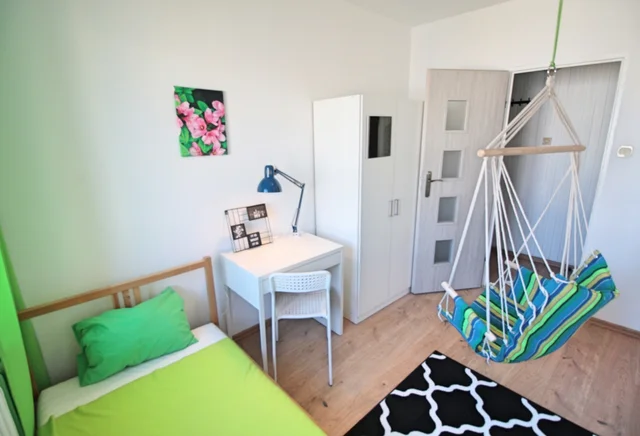 Single room close to Metro Stokłosy| Vistula University
