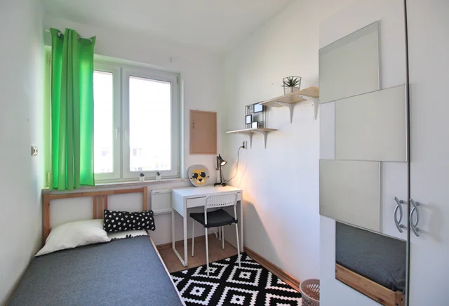 Single room close to Metro Stokłosy| Vistula University