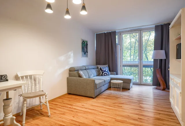 Grzybowska 6/10 m 202 room 1