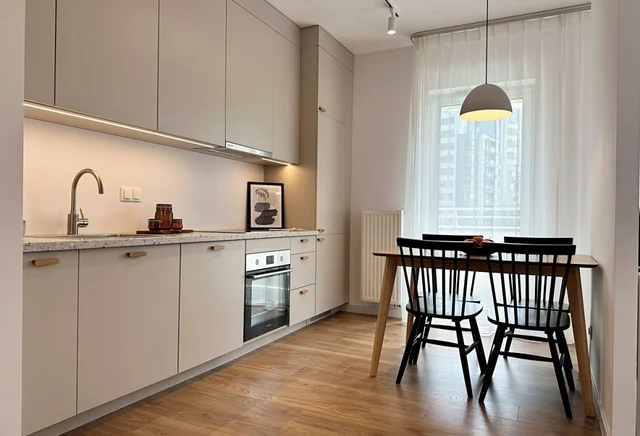 4-pokojowe | 97.7 m2 | Balkon | Internet w cenie | Bezpośrednio