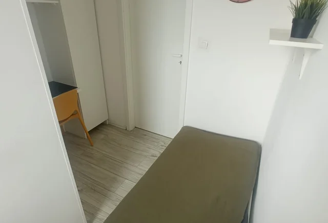 Pokój jednoosobowy #5 przy ul. Orzyckiej 8