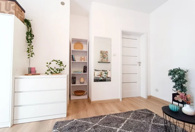 Dwuosobowy, przestronny pokój z balkonem blisko Placu Inwalidów