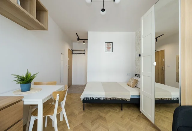 Duże, słoneczne studio z balkonem — Bródno, blisko SKM i metro