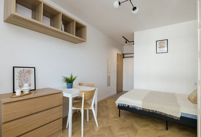 Duże, słoneczne studio z balkonem — Bródno, blisko SKM i metro