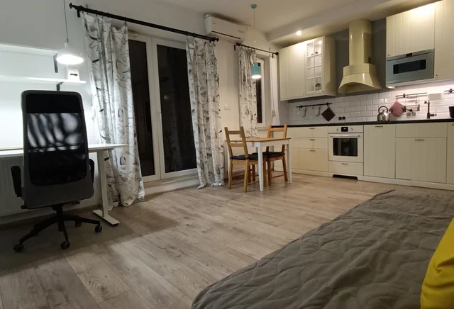 Квартира-студія на Броновицькій 42